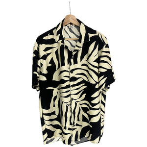 Camisa Tropical Fondo Negro Hojas Dorada Regular Fit